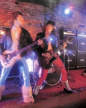 Guitarristas tocando en el escenario delante de varios JCM800