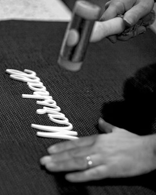 Una persona trabajando en un cabezal manual de 1959 en la fábrica