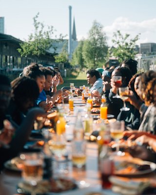 A lunch table full of people from the Roots Berlin