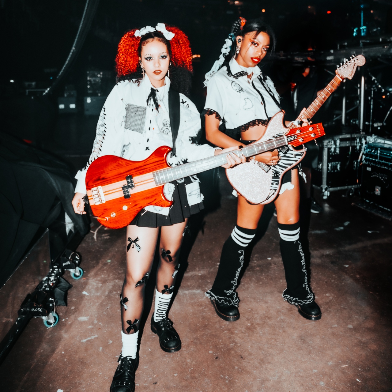 Las "gemelas Nova" posan con sus guitarras antes de un concierto.