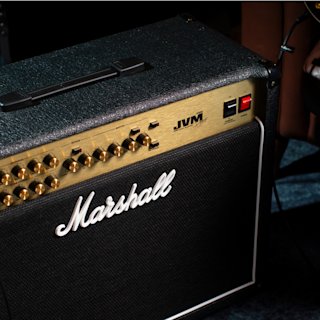 Una imagen en ángulo del amplificador JVM210 Combo.