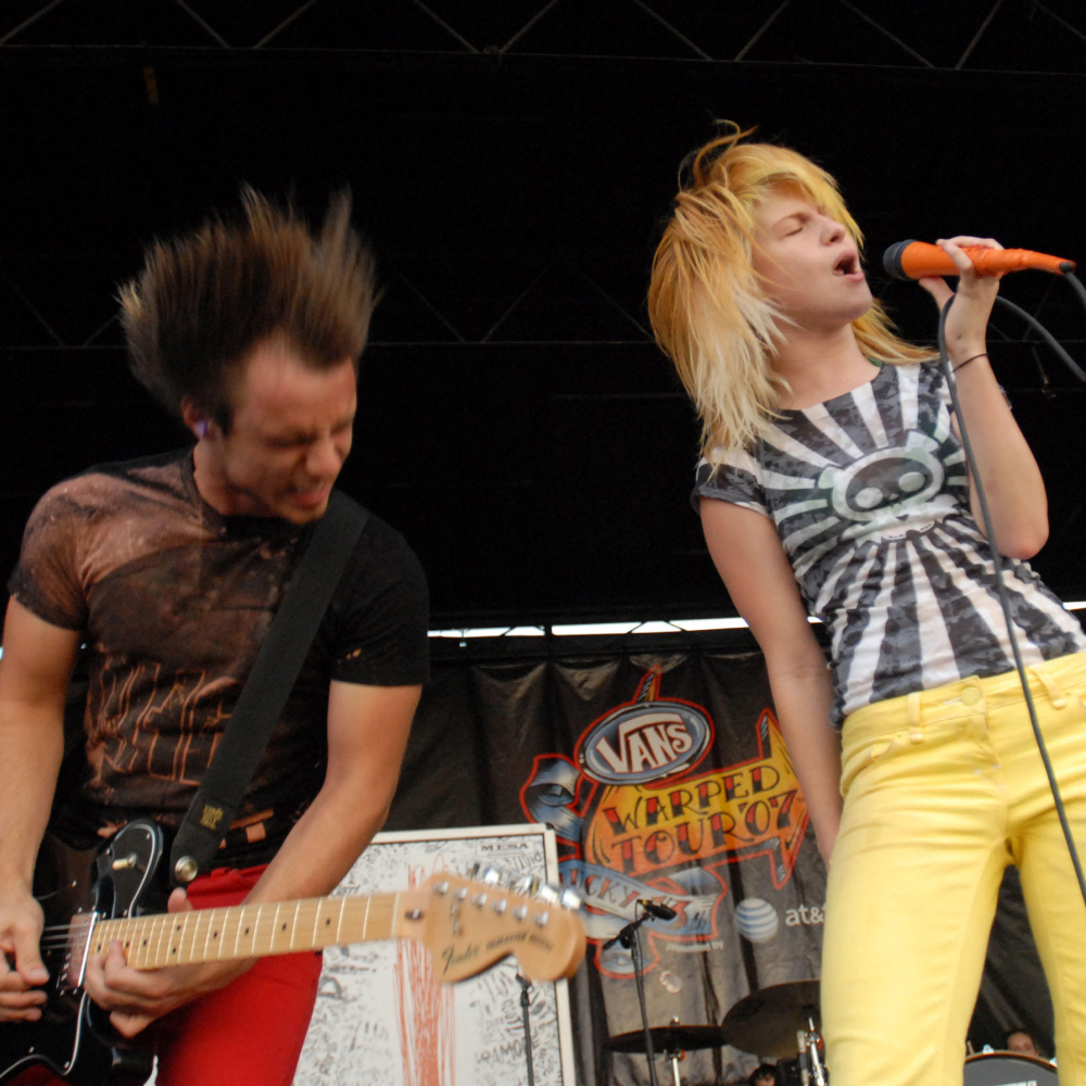Paramore y My Chemical Romance actuando con amplificadores Marshall.