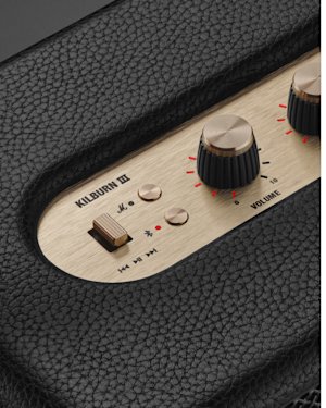 Der Bluetooth-Knopf auf einem schwarz-messingfarbenen Marshall Kilburn III-Lautsprecher.