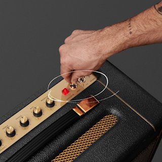 Una persona está poniendo una perilla en un amplificador Marshall Studio Vintage Combo.