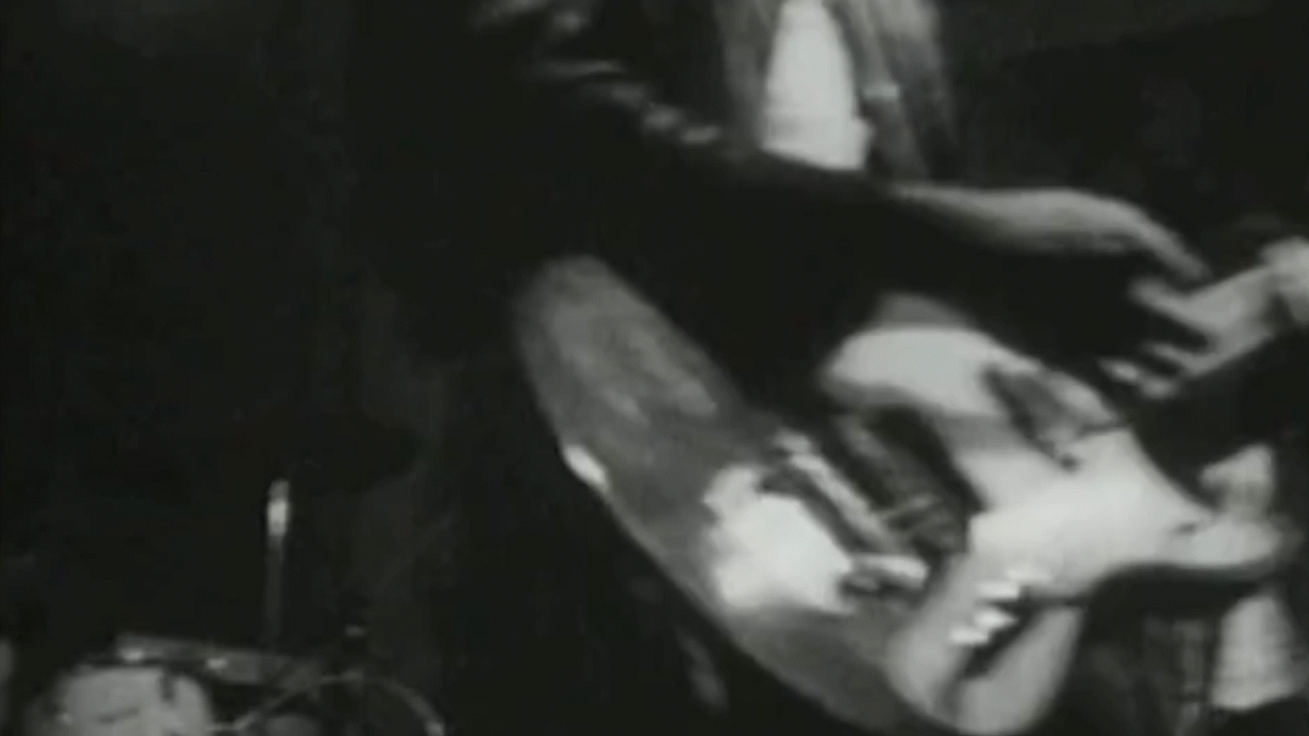 1977年、CBGBでマーシャル・アンプを使用してパフォーマンスするラモーンズ。