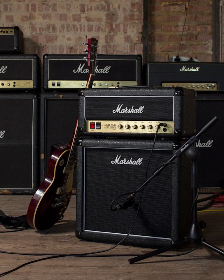 Una guitarra colocada en el lateral del cabezal JCM800 2203 Vintage Reissue