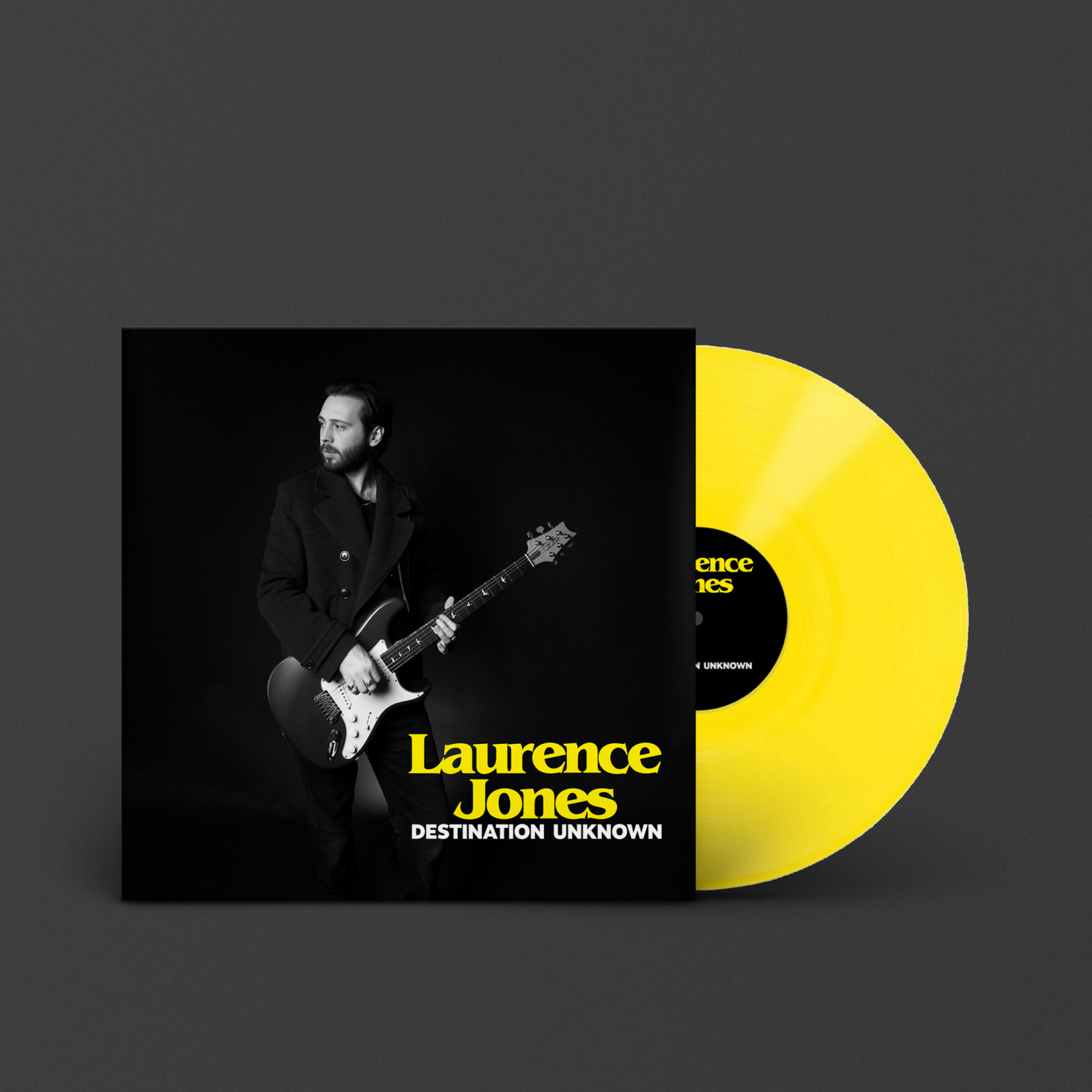 Laurence Jones joue sur un vinyle jaune DESTINATION UNKNOWN, LAURENCE JONES de Marshall.