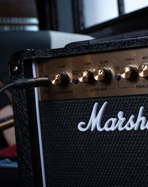 Close up image of the upper part of the Marshall DSL1 Combo with blurred background.