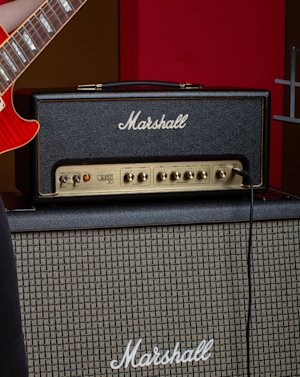 Gitarrist vor dem Marshall Origin20 Head Verstärker