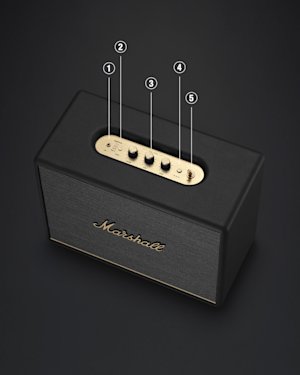 Enceinte Marshall Woburn III noire et élégante avec un panneau de commande doré comportant cinq boutons et molettes étiquetés, conçue pour offrir un support audio de premier ordre.