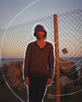 Un hombre delante de un altavoz Marshall WILLEN.