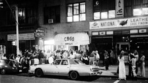 Una multitud se forma ante el emblemático local neoyorquino CBGB.