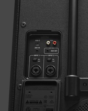 Los puertos de entrada de la parte posterior de un altavoz Marshall Bromley 750 para fiestas.