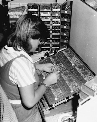 Mujer construyendo un amplificador en la fábrica de Marshall en el Reino Unido.