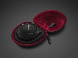 Marshall Monitor III A.N.C. Auriculares over-ear negros, descansan dentro de un estuche negro abierto forrado en rojo sobre fondo oscuro.