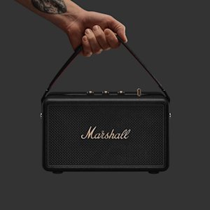 Ein Marshall Middleton II in Schwarz, der von einem Riemen mit rotem Samt gehalten wird