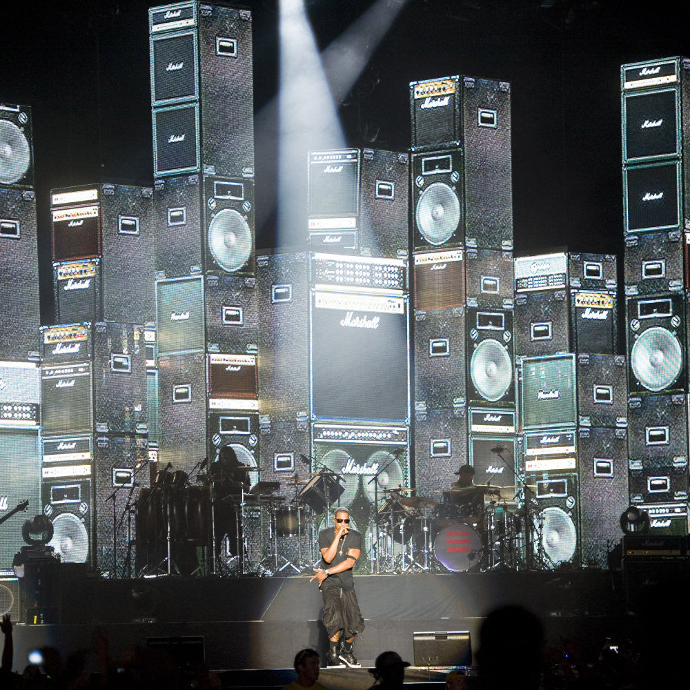 다양한 캐비넷 스크린으로 둘러싸인 무대에서 공연하는 Jay-Z