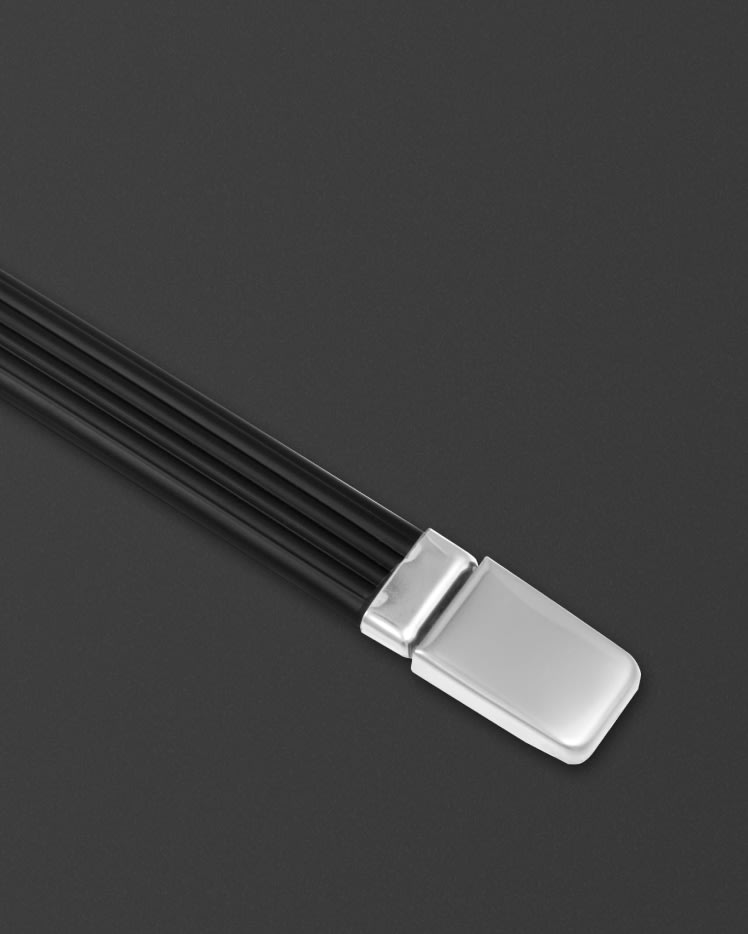 Asa de correa plateada de Marshall sobre fondo gris.