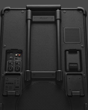 La tapa de la batería en la parte trasera de un altavoz Marshall Bromley 750 para fiestas.