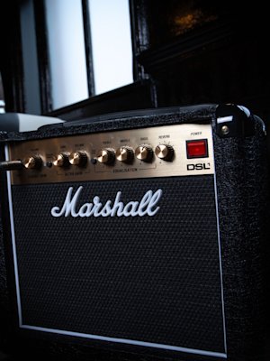 Upper part of the Marshall DSL1 Combo with connected cable and blurred background.