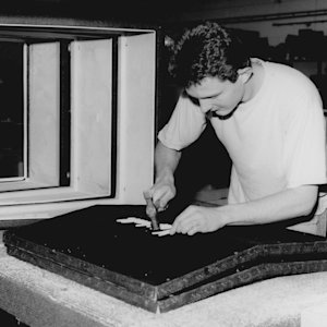 Ein Fabrikarbeiter mit dem Marshall-Logo in einer Fabrik im Vereinigten Königreich in den 1980er Jahren