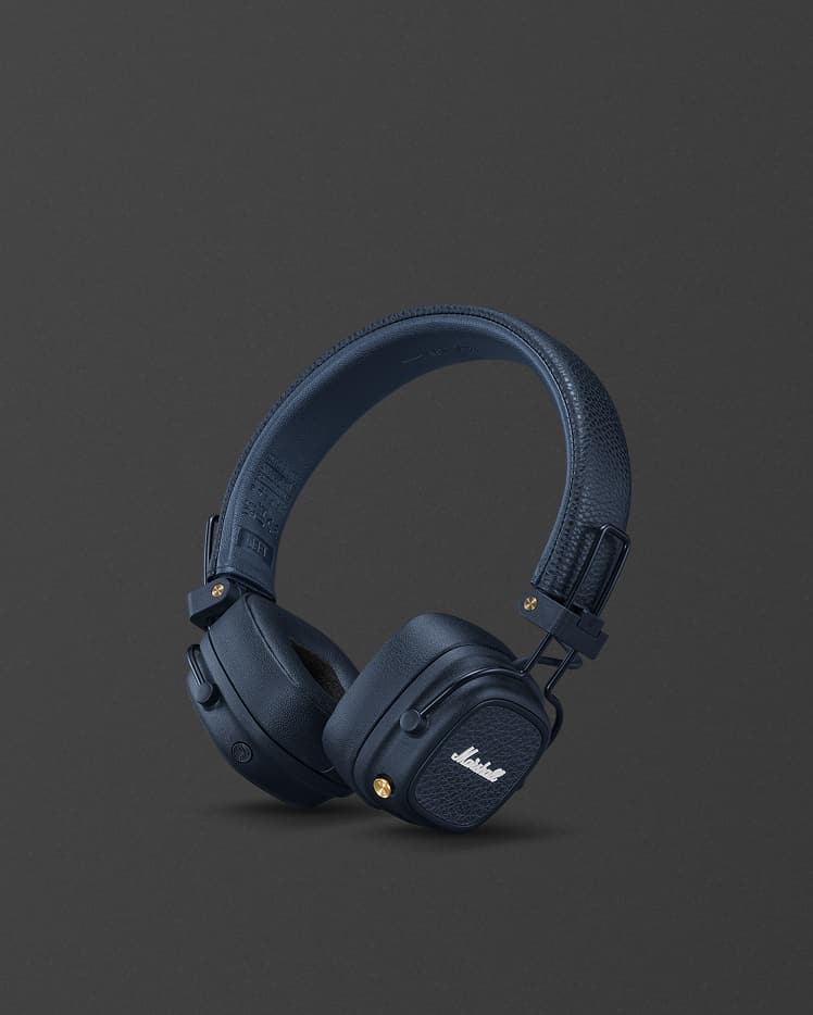 Marshall Major V Midnight Blue Over-Ear-Bluetooth-Kopfhörer, aufrecht vor einem schlichten dunkelgrauen Hintergrund.
