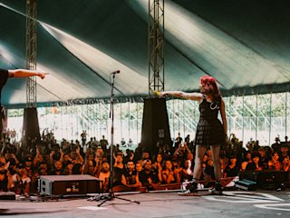 Encienda un fuego otoñal con el público durante su actuación.