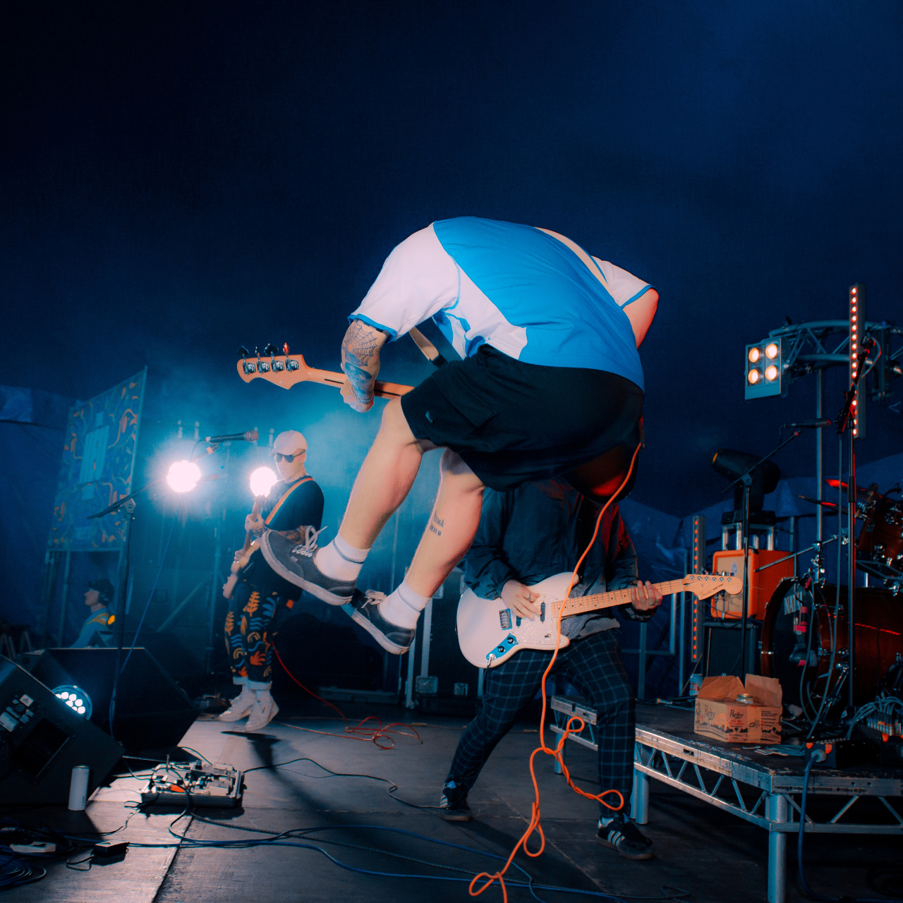 Imagen de CARSICK saltando en el escenario.