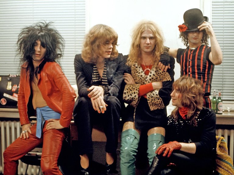 Las New York Dolls con sus glamurosos y coloridos atuendos