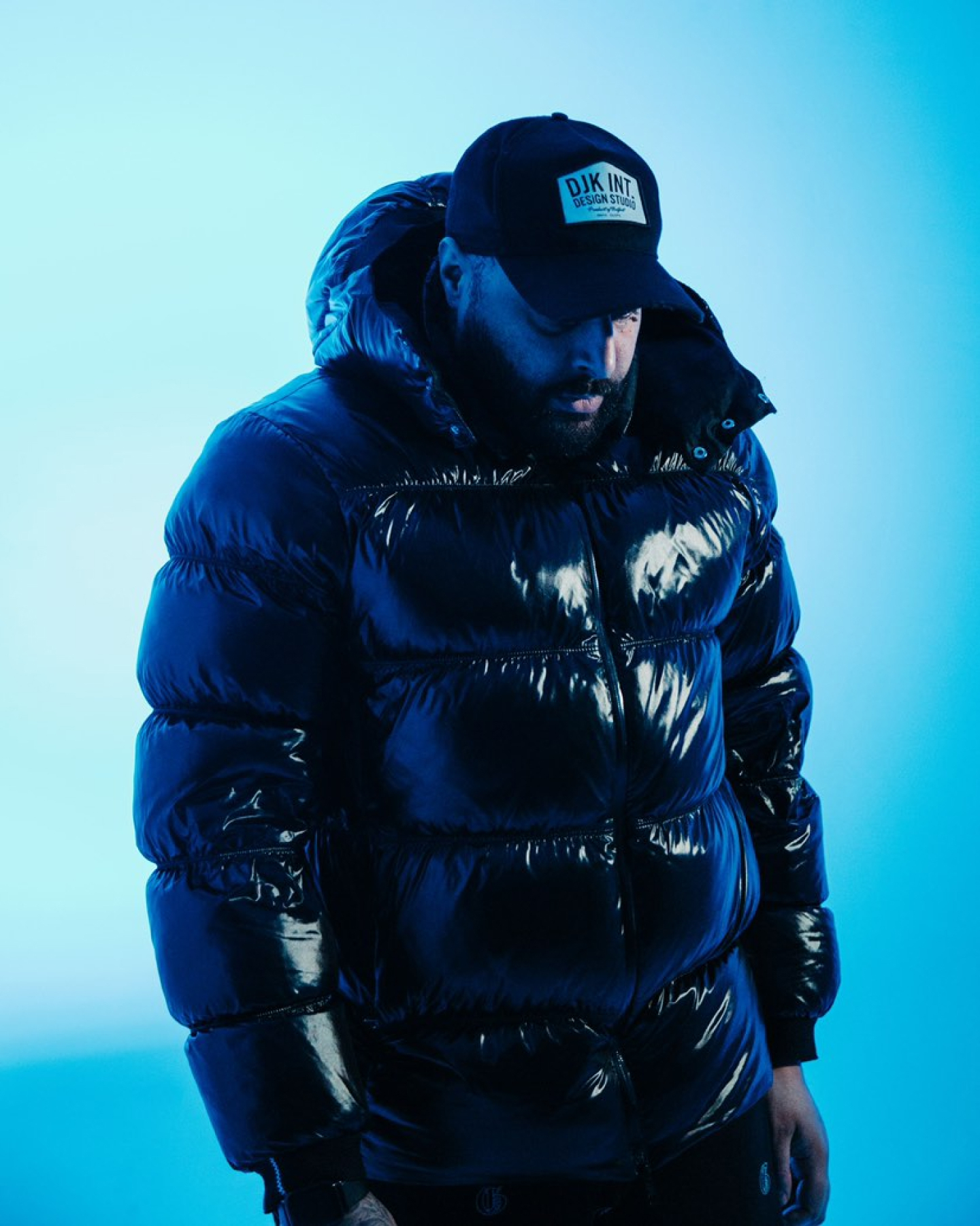 L'artiste "Grim Sickers" dans une veste polaire.
