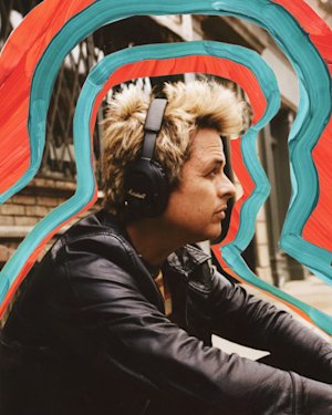 Billie Joe Armstrong con auriculares Marshall Monitor III A.N.C. Black y chaqueta de cuero.