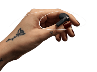 黒を背景にMarshall Minor IV Blackトゥルーワイヤレスイヤホンを持つ女性。