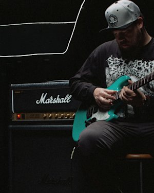 Guitarist playing music connected to the JCM800 modified head