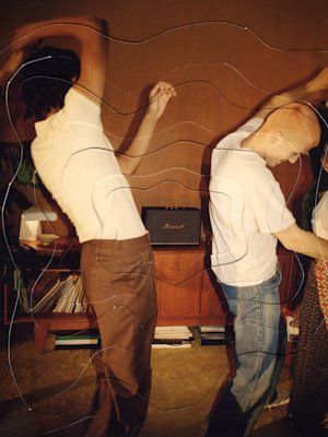 WOBURN III-Lautsprecher füllen den Raum, während eine Gruppe von Menschen tanzt.