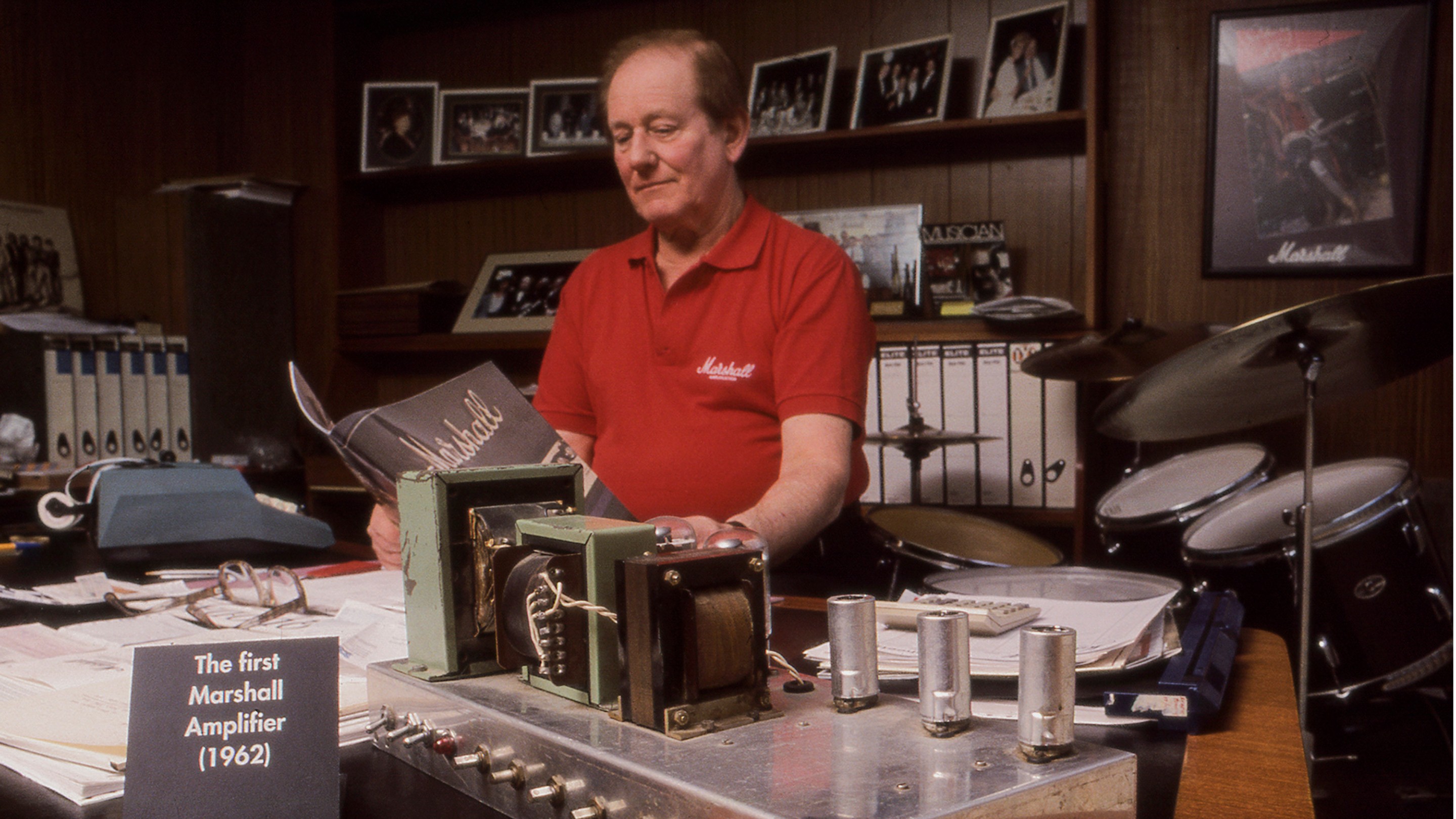 Jim Marshall delante del amplificador Marshall número uno