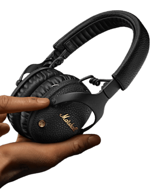 Imagen de cerca de los auriculares bluetooth Marshall Monitor III A.N.C. Black con botón M personalizable.