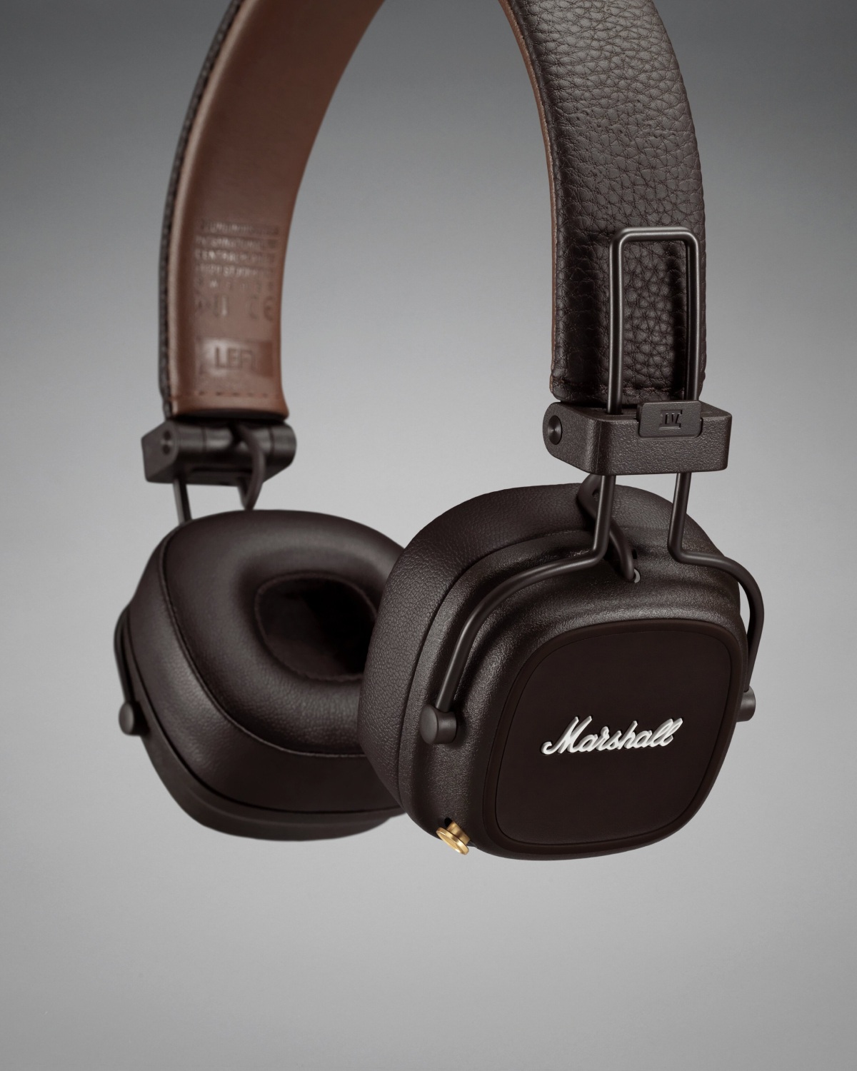 Marshall MAJOR IV headphones with leather straps combine style and quality sound. 