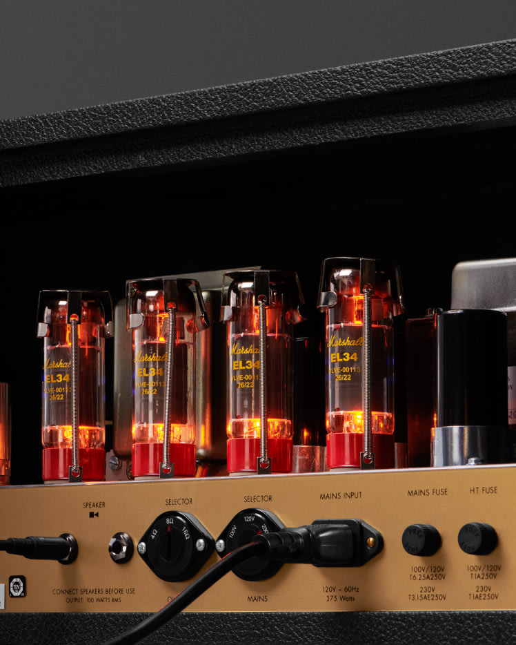 Un amplificador Marshall 1959 Handwired Head negro y dorado con muchas válvulas.