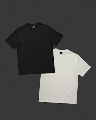 Ein schwarzes und ein weißes T-Shirt von Marshall