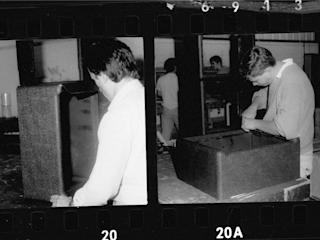 Dos fotos en blanco y negro de un hombre trabajando en un amplificador Marshall JVM210 Combo.