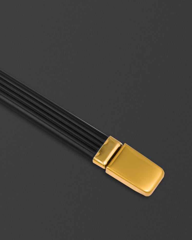 Asa de correa dorada de Marshall sobre fondo gris.