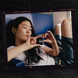 Person mit weißem T-Shirt und Jeans, die einen Minor IV hält