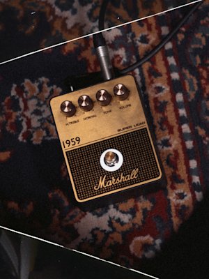 El pedal Marshall 1959 Overdrive encima de una alfombra.
