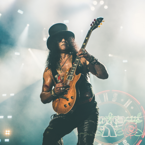 Slash tocando la guitarra en el escenario