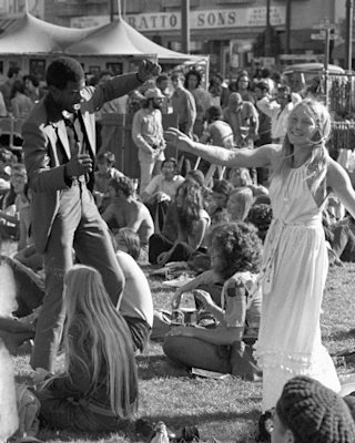 Un couple dansant lors d'un festival