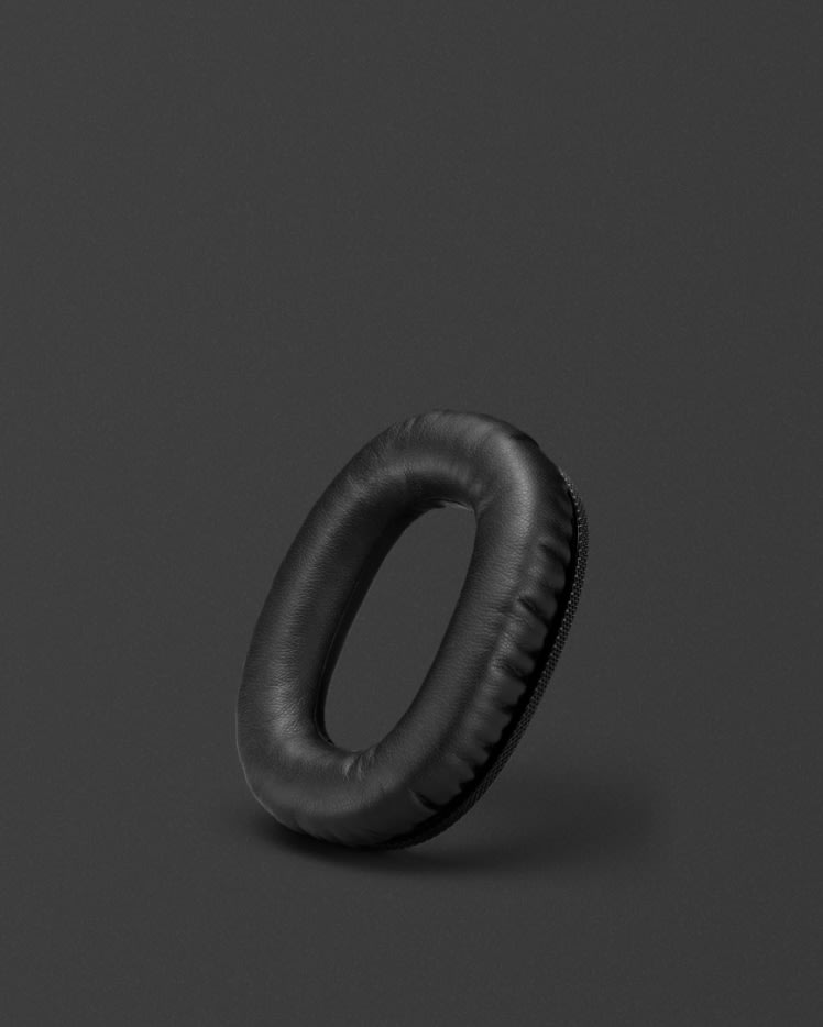 Una almohadilla MONITOR II A.N.C. negra sobre fondo gris.