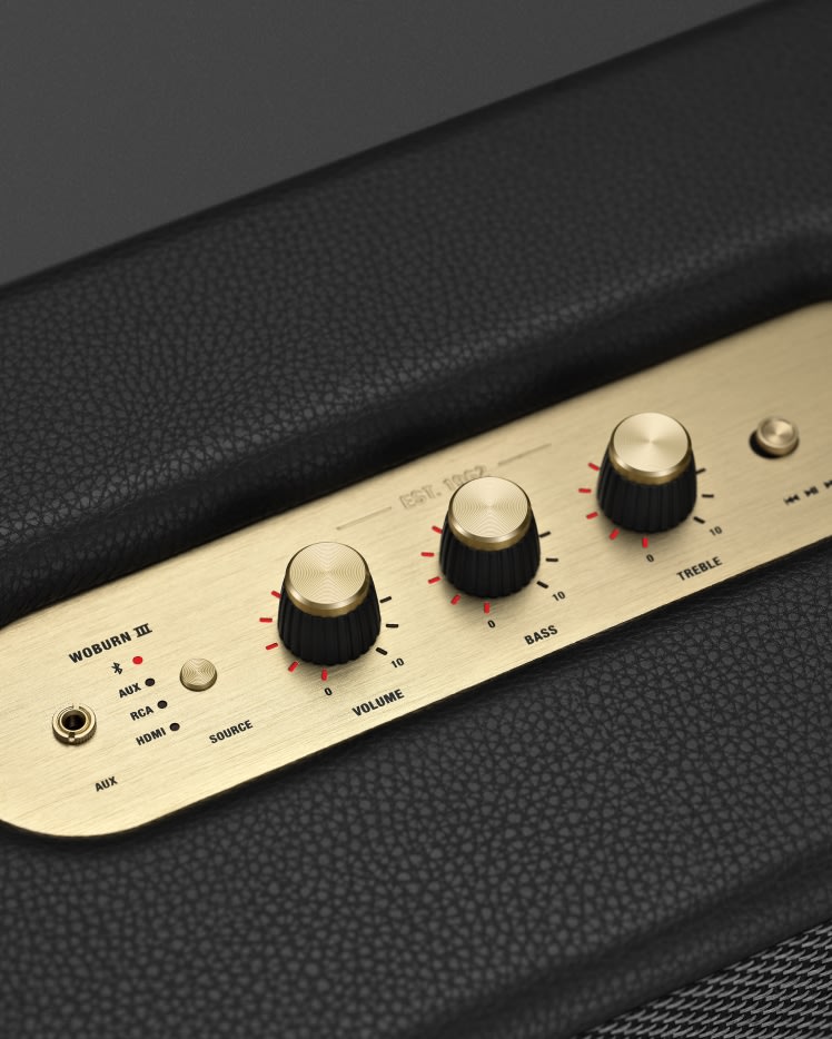 Eine Nahaufnahme eines schwarzen Marshall WOBURN III BLACK Verstärkers mit goldenen Reglern.