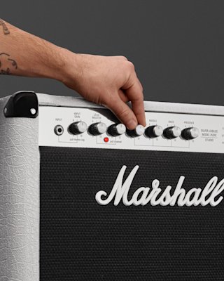 The Marshall COMBO 2525C.