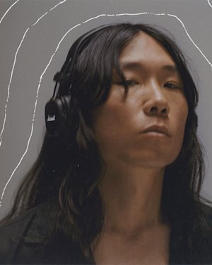 A man wearing Marshall headphones, specifically the MAJOR IV model, can be seen with a captivating look on his face.