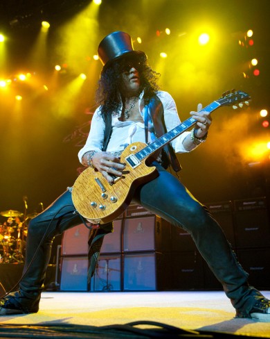 Slash se produit sur scène devant ses amplificateurs Marshall.